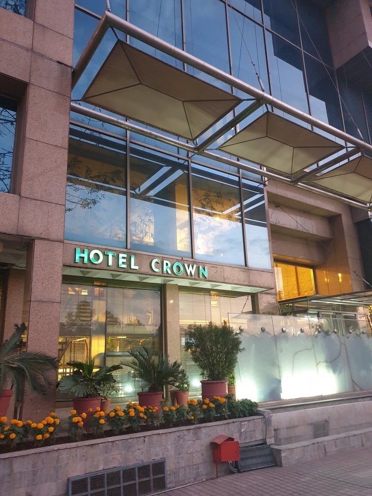 Escorts in Hotel Crown Plaza